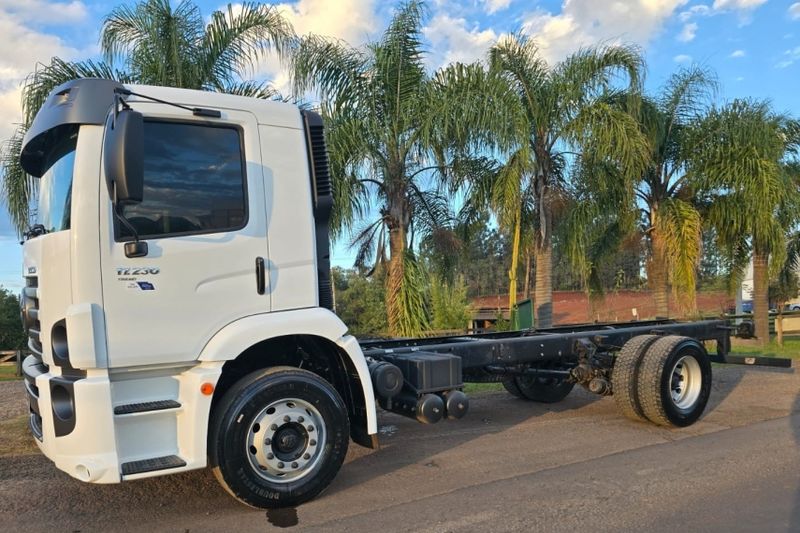 Volkswagen 17-230 E Constellation 2p Chassi 2019/2020 CAMINHÕES & CAMIONETAS PASSO FUNDO / Carros no Vale
