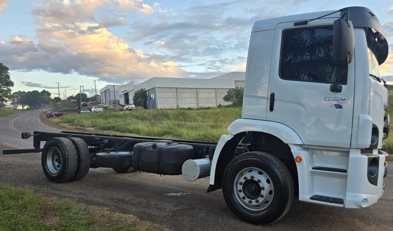 Volkswagen 17-230 E Constellation 2p Chassi 2019/2020 CAMINHÕES & CAMIONETAS PASSO FUNDO / Carros no Vale