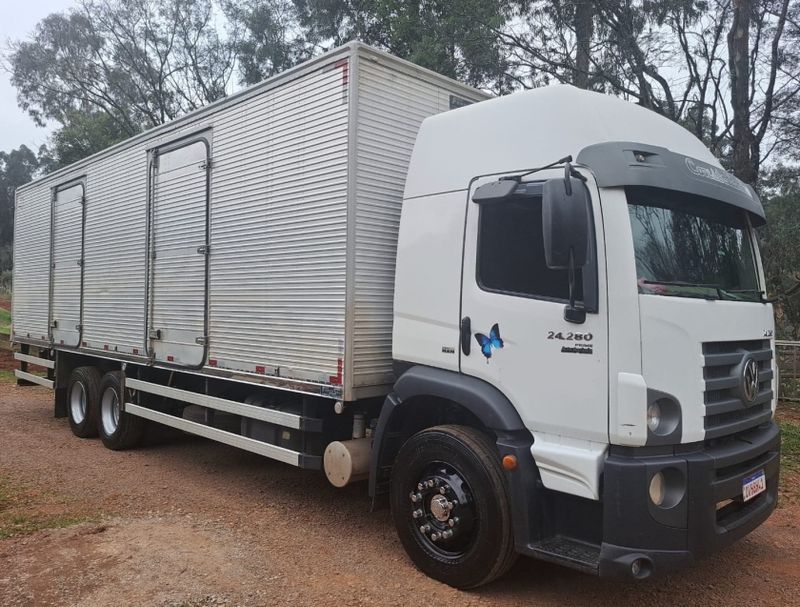 Volkswagen 24-280 CRM 6X2 24-280 E Constel 6×2 Baú 2017/2018 CAMINHÕES & CAMIONETAS PASSO FUNDO / Carros no Vale