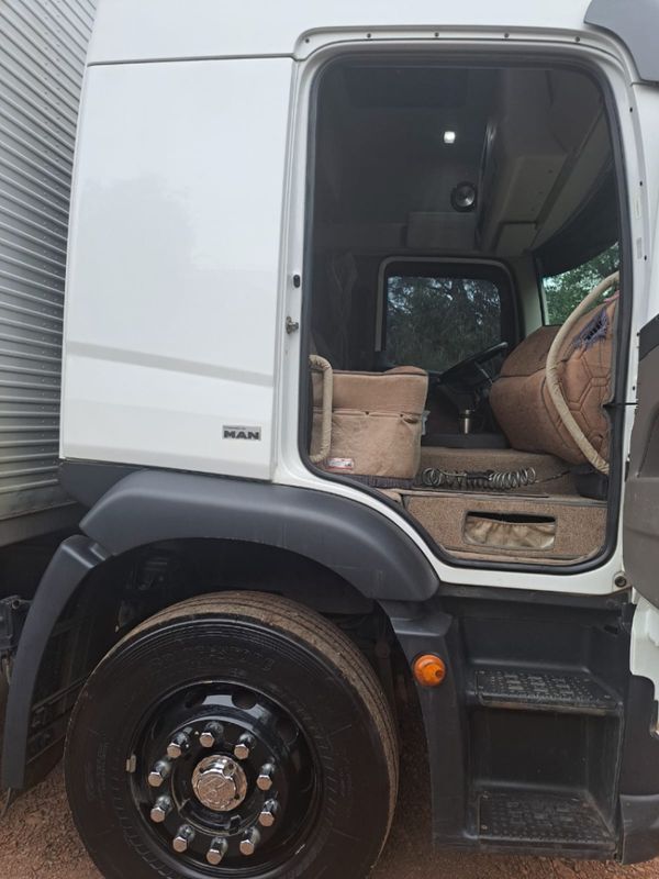 Volkswagen 24-280 CRM 6X2 24-280 E Constel 6×2 Baú 2017/2018 CAMINHÕES & CAMIONETAS PASSO FUNDO / Carros no Vale