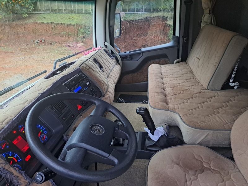 Volkswagen 24-280 CRM 6X2 24-280 E Constel 6×2 Baú 2017/2018 CAMINHÕES & CAMIONETAS PASSO FUNDO / Carros no Vale