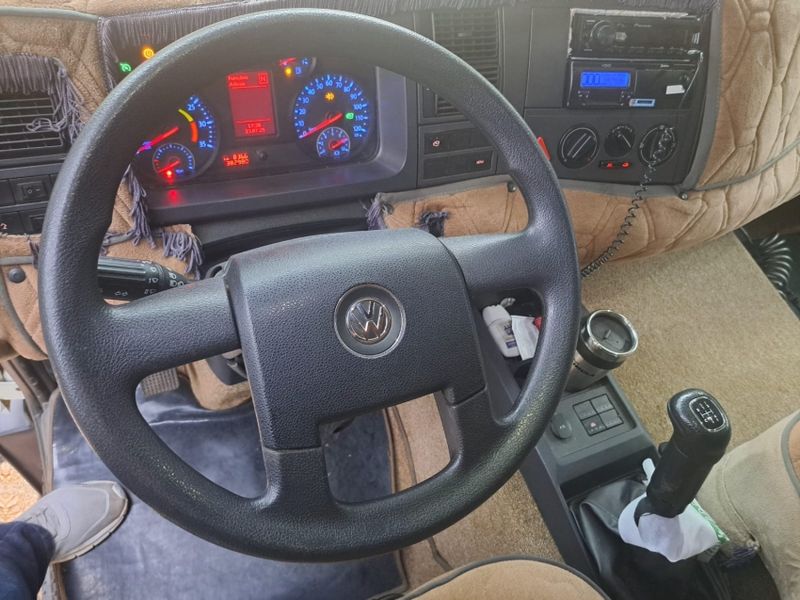 Volkswagen 24-280 CRM 6X2 24-280 E Constel 6×2 Baú 2017/2018 CAMINHÕES & CAMIONETAS PASSO FUNDO / Carros no Vale