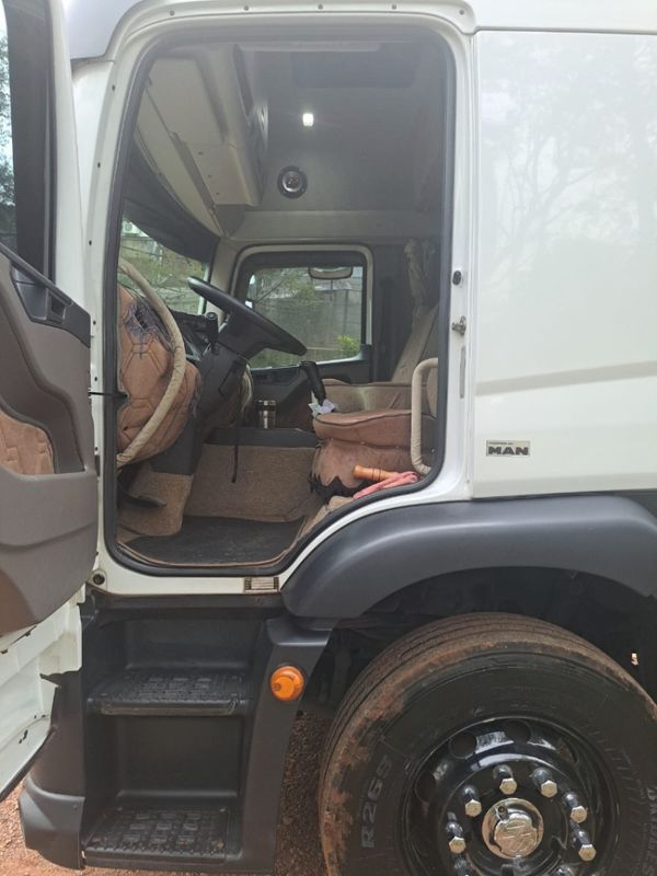 Volkswagen 24-280 CRM 6X2 24-280 E Constel 6×2 Baú 2017/2018 CAMINHÕES & CAMIONETAS PASSO FUNDO / Carros no Vale