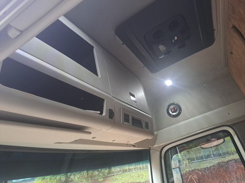 Volkswagen 24-280 CRM 6X2 24-280 E Constel 6×2 Baú 2017/2018 CAMINHÕES & CAMIONETAS PASSO FUNDO / Carros no Vale