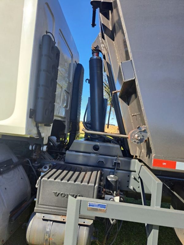 Volvo VM 270 6×2 2p Caçamba 2013/2013 CAMINHÕES & CAMIONETAS PASSO FUNDO / Carros no Vale