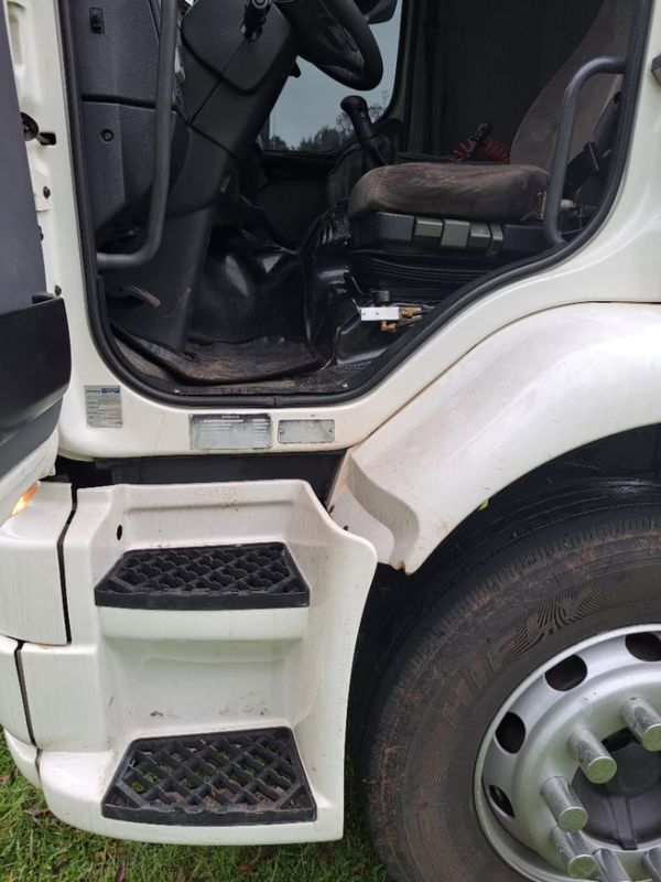 Volvo VM 270 6×2 2p Caçamba 2013/2013 CAMINHÕES & CAMIONETAS PASSO FUNDO / Carros no Vale