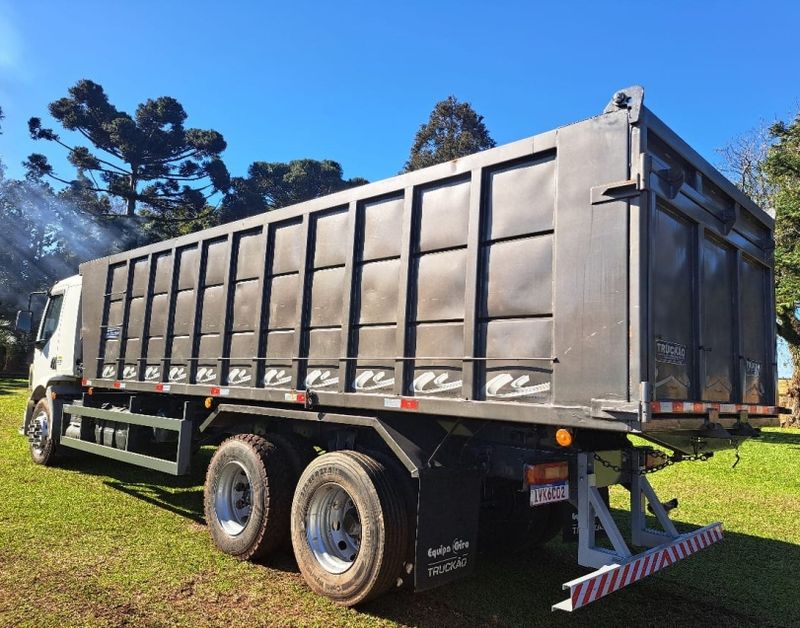 Volvo VM 270 6×2 2p Caçamba 2013/2013 CAMINHÕES & CAMIONETAS PASSO FUNDO / Carros no Vale