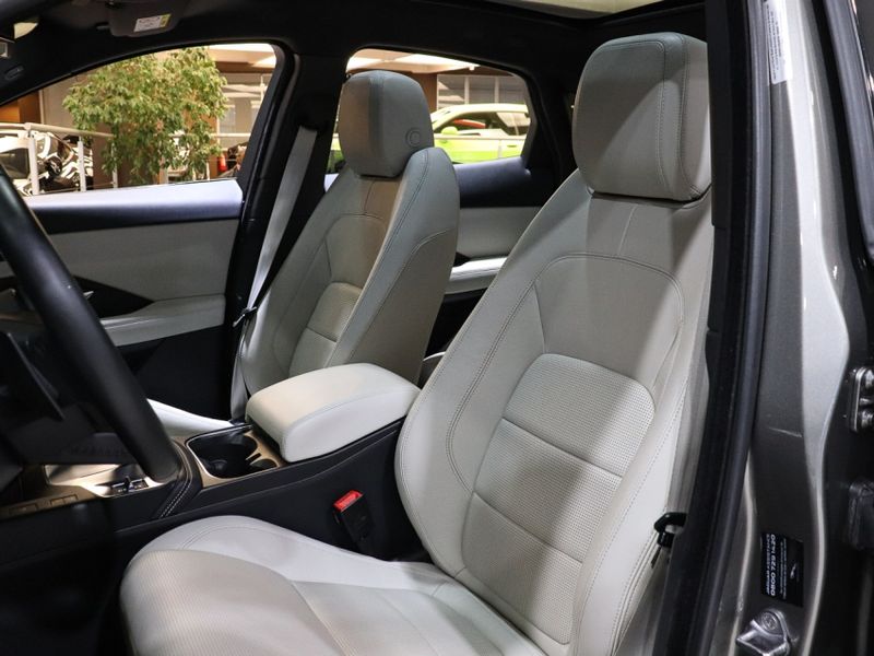 Jaguar E-PACE 2.0 16V P300 GASOLINA R-DYNAMIC SE AWD AUTOMÁTICO 2019/2019 VIA BELLA VEÍCULOS ESPECIAIS CAXIAS DO SUL / Carros no Vale