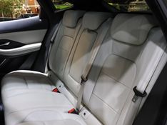 Jaguar E-PACE 2.0 16V P300 GASOLINA R-DYNAMIC SE AWD AUTOMÁTICO 2019/2019 VIA BELLA VEÍCULOS ESPECIAIS CAXIAS DO SUL / Carros no Vale