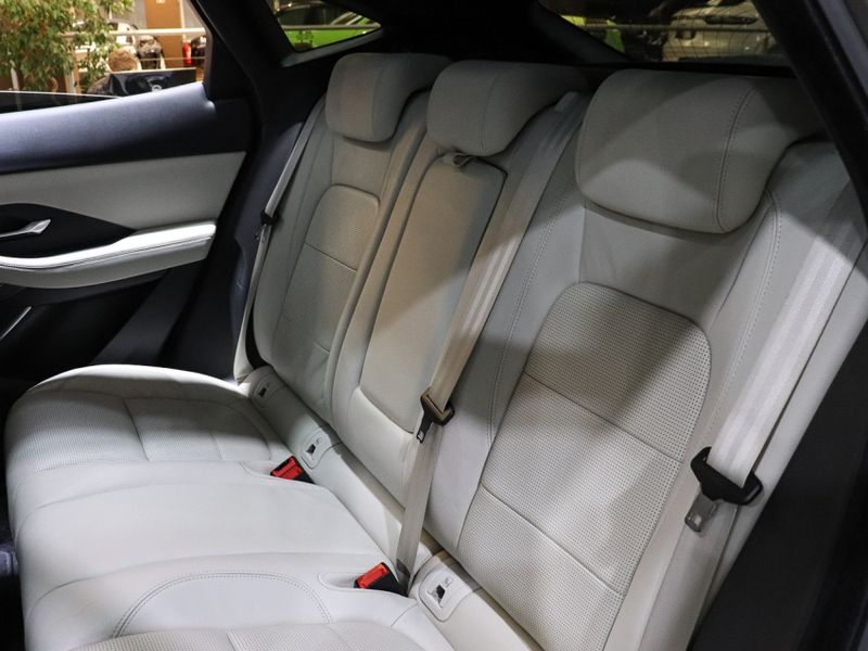 Jaguar E-PACE 2.0 16V P300 GASOLINA R-DYNAMIC SE AWD AUTOMÁTICO 2019/2019 VIA BELLA VEÍCULOS ESPECIAIS CAXIAS DO SUL / Carros no Vale
