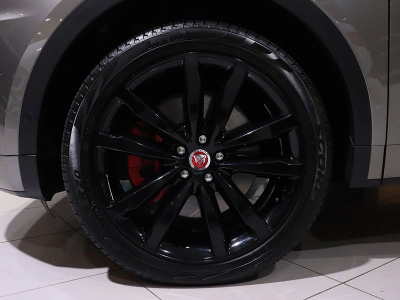Jaguar E-PACE 2.0 16V P300 GASOLINA R-DYNAMIC SE AWD AUTOMÁTICO 2019/2019 VIA BELLA VEÍCULOS ESPECIAIS CAXIAS DO SUL / Carros no Vale