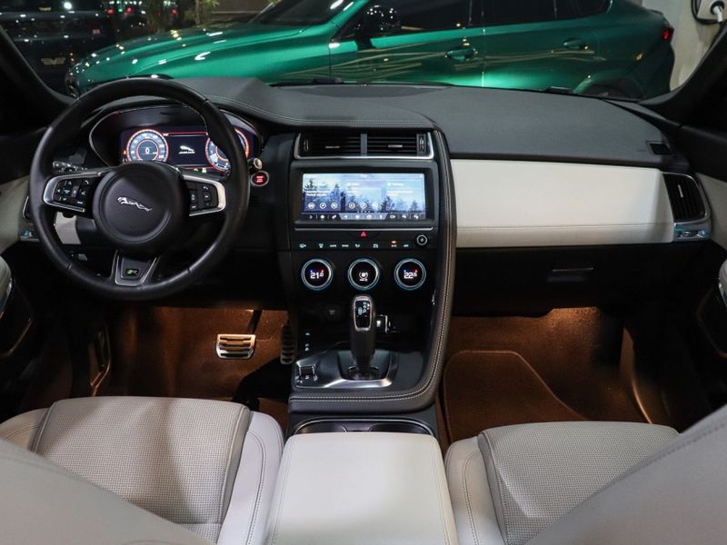 Jaguar E-PACE 2.0 16V P300 GASOLINA R-DYNAMIC SE AWD AUTOMÁTICO 2019/2019 VIA BELLA VEÍCULOS ESPECIAIS CAXIAS DO SUL / Carros no Vale