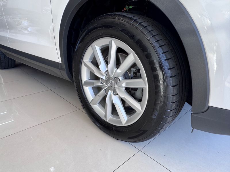 Audi Q3 1.4 Tfsi 150cv Attraction 2015/2016 COVEL VEICULOS ENCANTADO / Carros no Vale