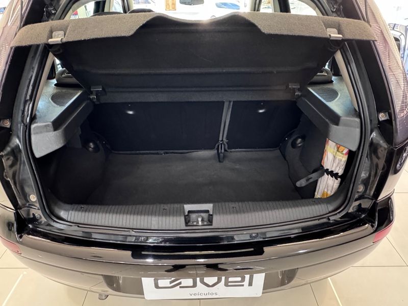 Chevrolet Corsa Hatch Maxx 1.4 8v 2012/2012 COVEL VEICULOS ENCANTADO / Carros no Vale