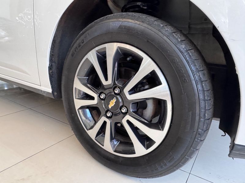 Chevrolet Onix 1.4 Ltz 2015/2016 COVEL VEICULOS ENCANTADO / Carros no Vale