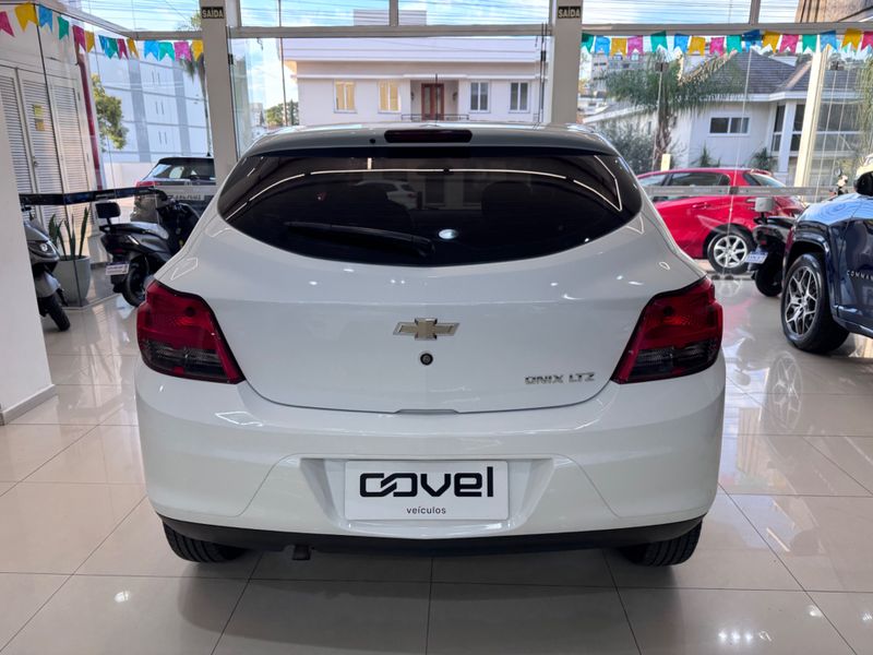 Chevrolet Onix 1.4 Ltz 2015/2016 COVEL VEICULOS ENCANTADO / Carros no Vale