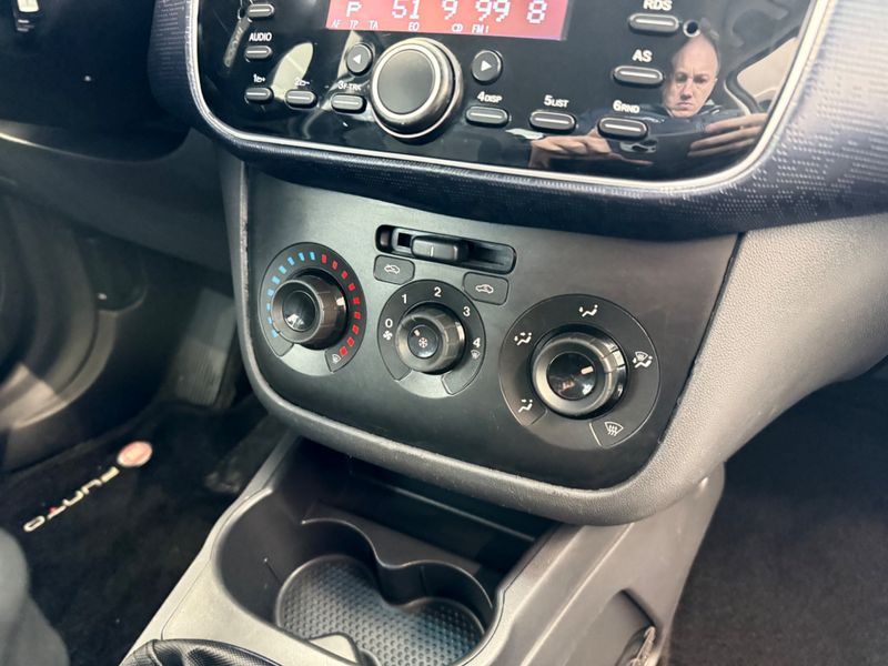 Fiat Punto Attractive Italia 1.4 2012/2013 COVEL VEICULOS ENCANTADO / Carros no Vale