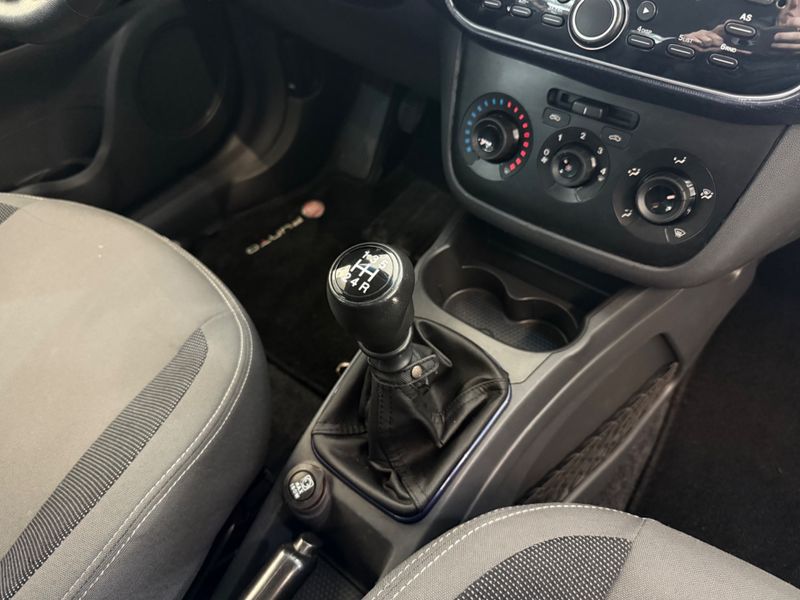 Fiat Punto Attractive Italia 1.4 2012/2013 COVEL VEICULOS ENCANTADO / Carros no Vale