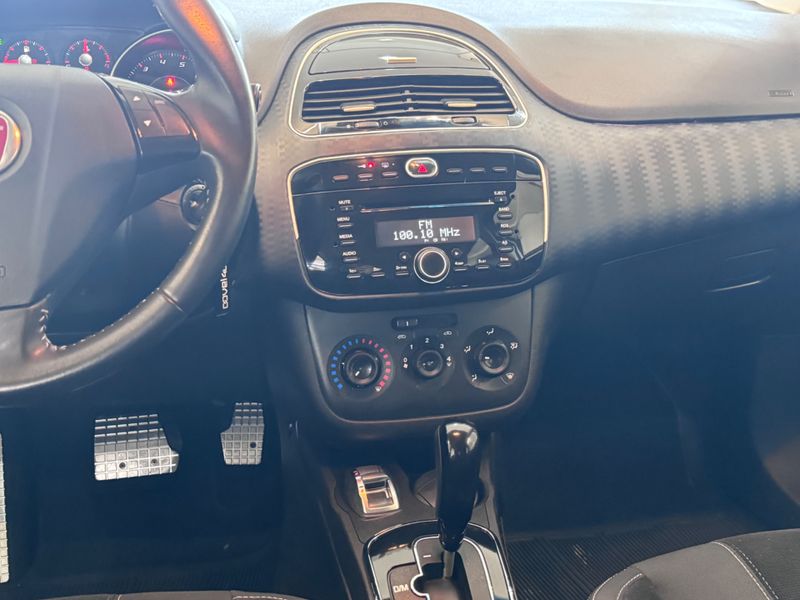 Fiat Punto Sporting 1.8 2013/2014 COVEL VEICULOS ENCANTADO / Carros no Vale