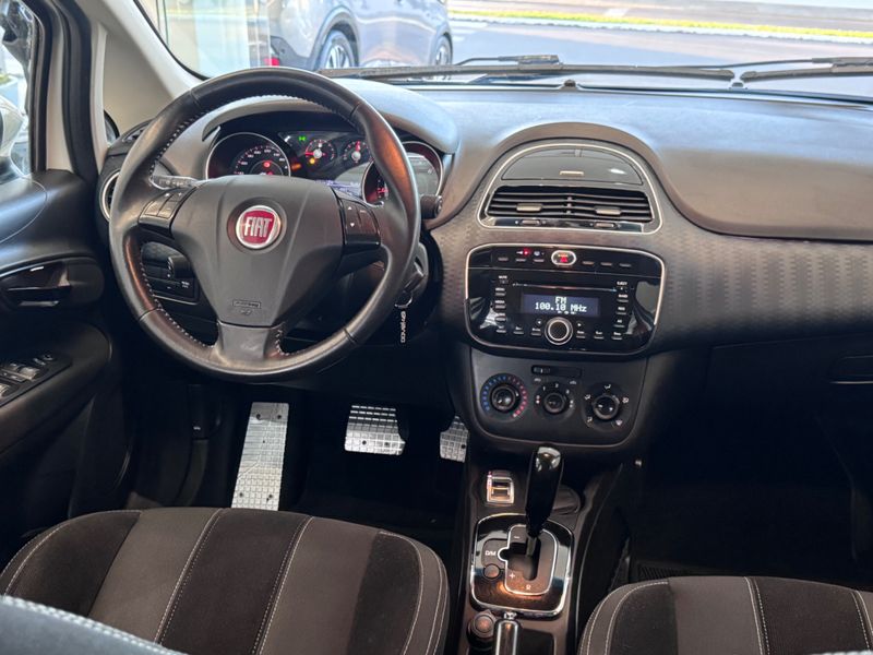 Fiat Punto Sporting 1.8 2013/2014 COVEL VEICULOS ENCANTADO / Carros no Vale
