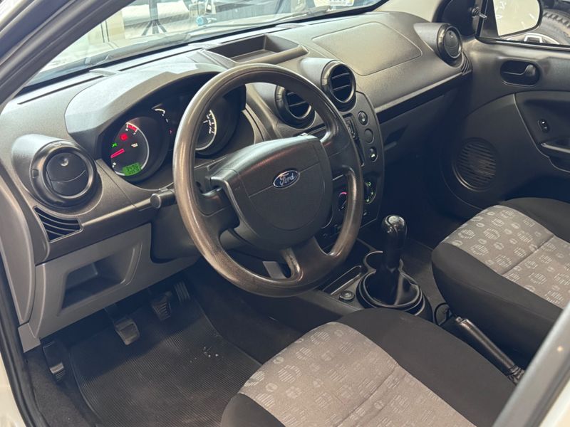 Ford Fiesta 1.6 2011/2012 COVEL VEICULOS ENCANTADO / Carros no Vale