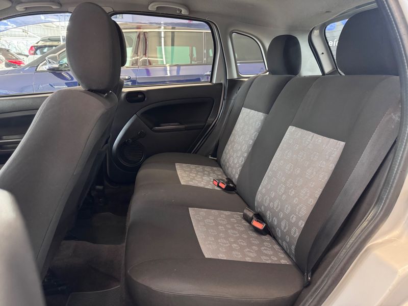 Ford Fiesta 1.6 2011/2012 COVEL VEICULOS ENCANTADO / Carros no Vale