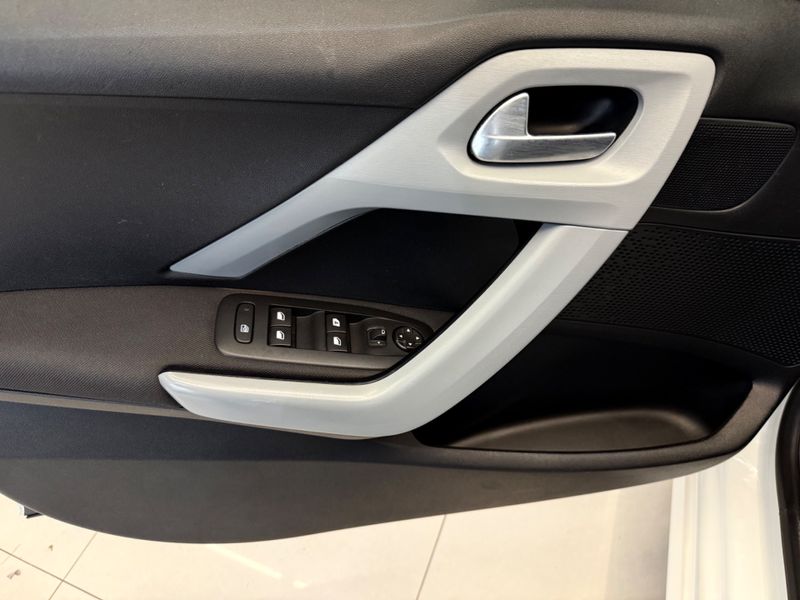 Peugeot 208 1.5 Active Pack 8v 2015/2015 COVEL VEICULOS ENCANTADO / Carros no Vale