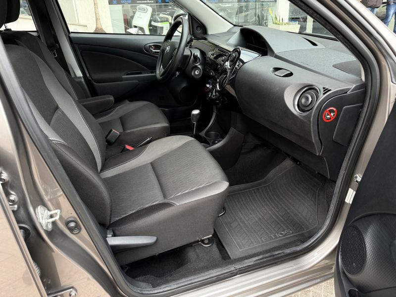 Toyota Etios Sedan X Plus 1.5 2019/2020 COVEL VEICULOS ENCANTADO / Carros no Vale