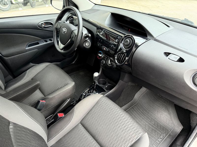 Toyota Etios Sedan X Plus 1.5 2019/2020 COVEL VEICULOS ENCANTADO / Carros no Vale