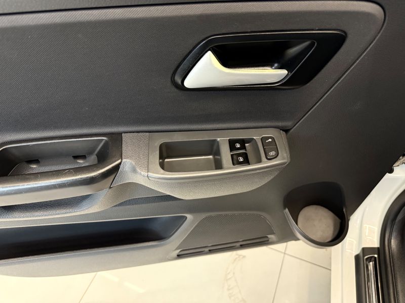 Volkswagen Fox 1.0 Gii 2012/2013 COVEL VEICULOS ENCANTADO / Carros no Vale