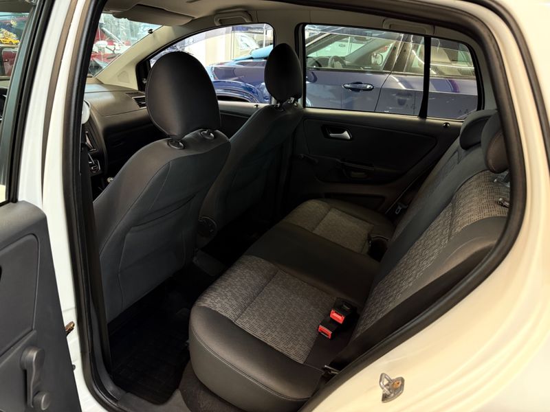 Volkswagen Fox 1.0 Gii 2012/2013 COVEL VEICULOS ENCANTADO / Carros no Vale