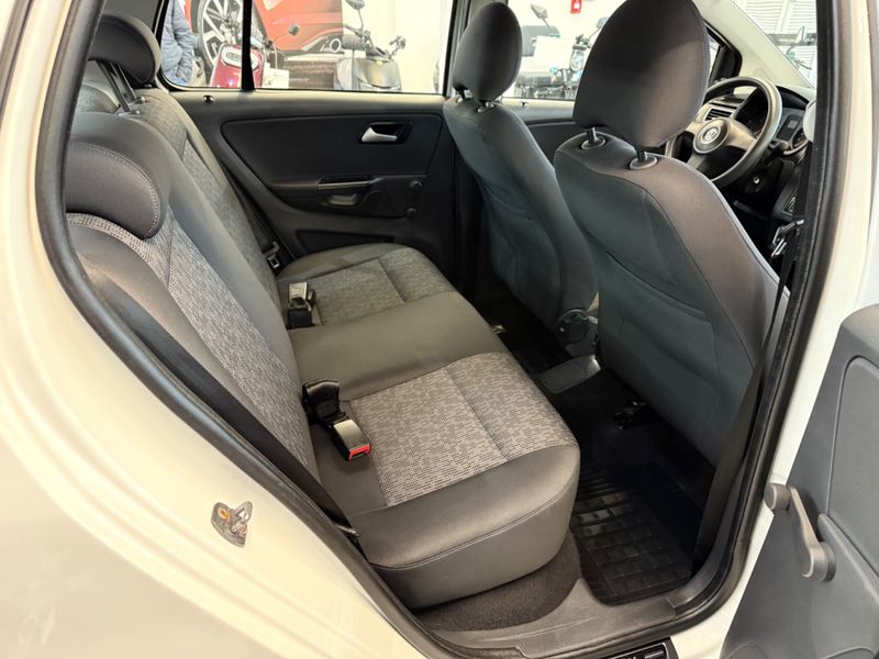 Volkswagen Fox 1.0 Gii 2012/2013 COVEL VEICULOS ENCANTADO / Carros no Vale