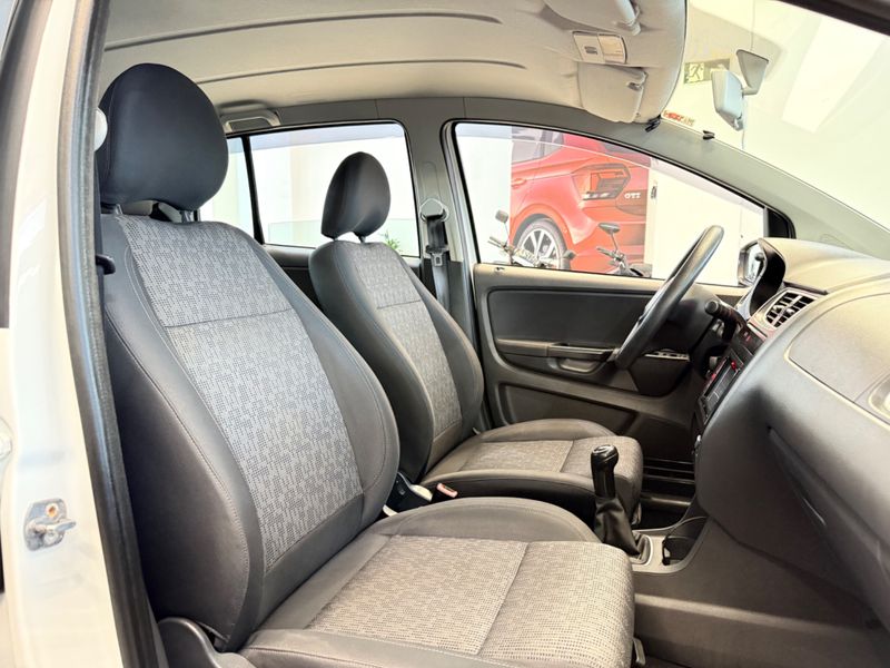 Volkswagen Fox 1.0 Gii 2012/2013 COVEL VEICULOS ENCANTADO / Carros no Vale