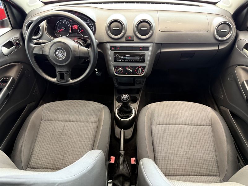 Volkswagen Voyage 1.0 Mi 8v 2013/2014 COVEL VEICULOS ENCANTADO / Carros no Vale