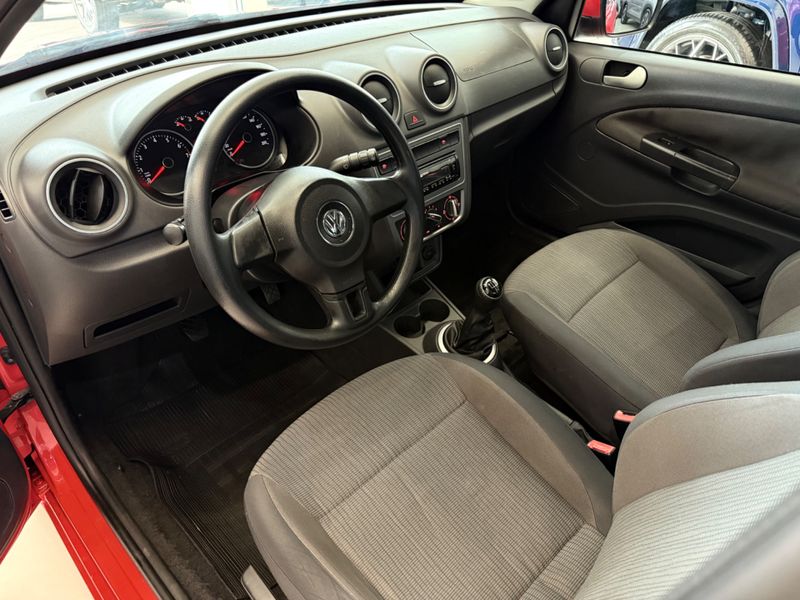 Volkswagen Voyage 1.0 Mi 8v 2013/2014 COVEL VEICULOS ENCANTADO / Carros no Vale