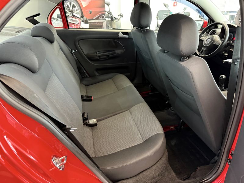 Volkswagen Voyage 1.0 Mi 8v 2013/2014 COVEL VEICULOS ENCANTADO / Carros no Vale