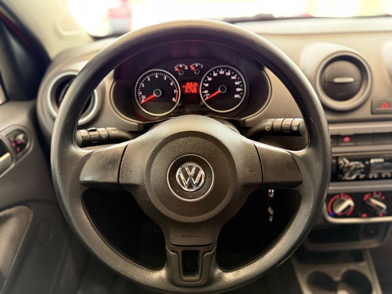 Volkswagen Voyage 1.0 Mi 8v 2013/2014 COVEL VEICULOS ENCANTADO / Carros no Vale