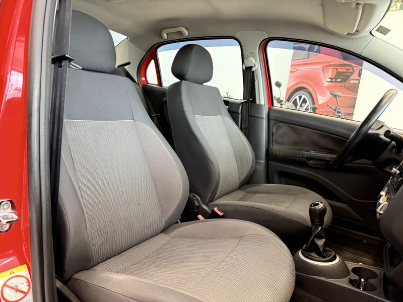 Volkswagen Voyage 1.0 Mi 8v 2013/2014 COVEL VEICULOS ENCANTADO / Carros no Vale