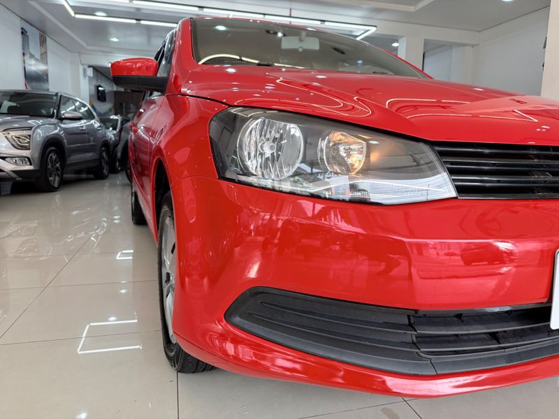 Volkswagen Voyage 1.0 Mi 8v 2013/2014 COVEL VEICULOS ENCANTADO / Carros no Vale