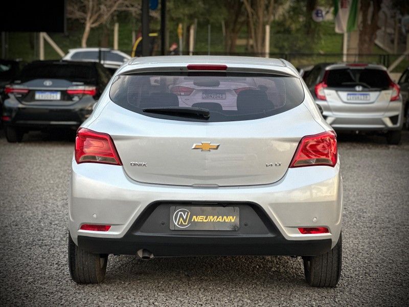 Chevrolet ONIX LT 1.4 2019 NEUMANN VEÍCULOS ARROIO DO MEIO / Carros no Vale