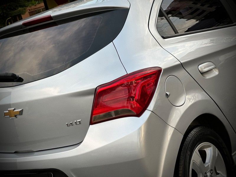 Chevrolet ONIX LT 1.4 2019 NEUMANN VEÍCULOS ARROIO DO MEIO / Carros no Vale