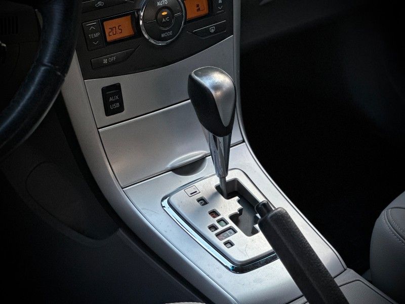 Toyota COROLLA XEi 2.0 2013 NEUMANN VEÍCULOS ARROIO DO MEIO / Carros no Vale