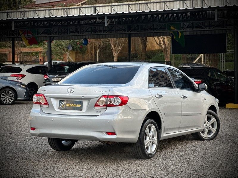 Toyota COROLLA XEi 2.0 2013 NEUMANN VEÍCULOS ARROIO DO MEIO / Carros no Vale