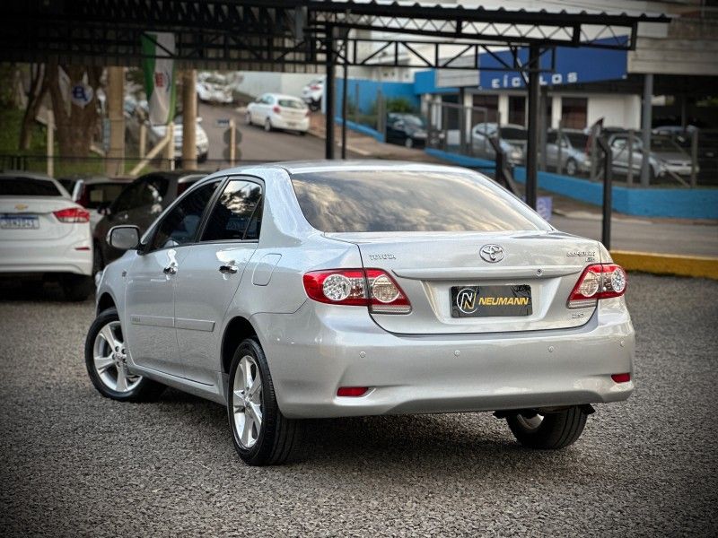 Toyota COROLLA XEi 2.0 2013 NEUMANN VEÍCULOS ARROIO DO MEIO / Carros no Vale