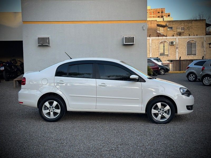Volkswagen POLO SEDAN 1.6 2014 NEUMANN VEÍCULOS ARROIO DO MEIO / Carros no Vale