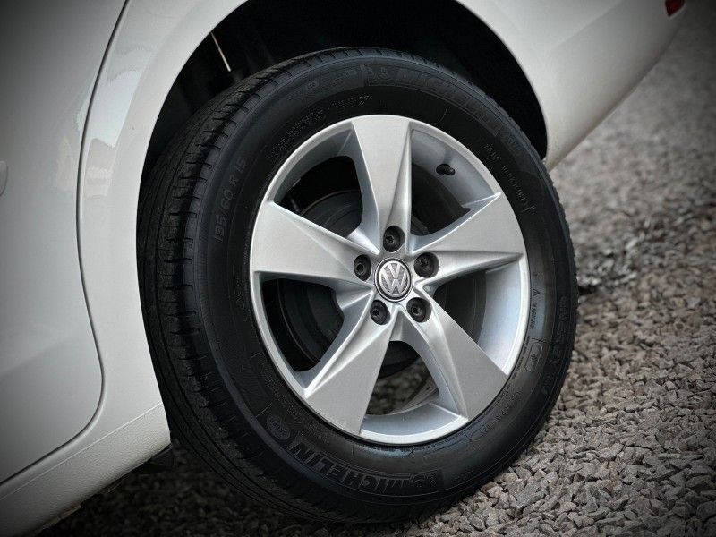 Volkswagen POLO SEDAN 1.6 2014 NEUMANN VEÍCULOS ARROIO DO MEIO / Carros no Vale