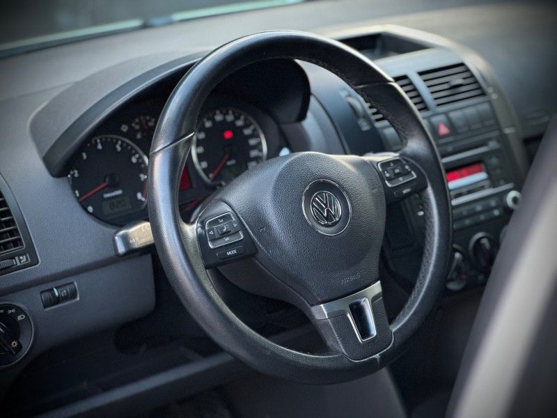 Volkswagen POLO SEDAN 1.6 2014 NEUMANN VEÍCULOS ARROIO DO MEIO / Carros no Vale