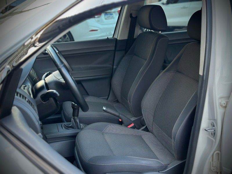 Volkswagen POLO SEDAN 1.6 2014 NEUMANN VEÍCULOS ARROIO DO MEIO / Carros no Vale