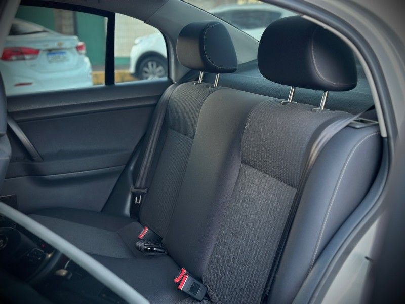 Volkswagen POLO SEDAN 1.6 2014 NEUMANN VEÍCULOS ARROIO DO MEIO / Carros no Vale