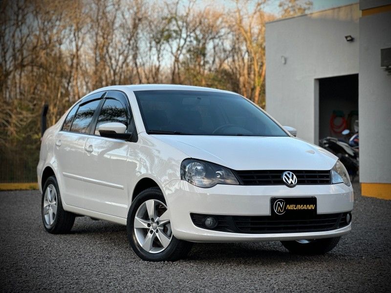 Volkswagen POLO SEDAN 1.6 2014 NEUMANN VEÍCULOS ARROIO DO MEIO / Carros no Vale